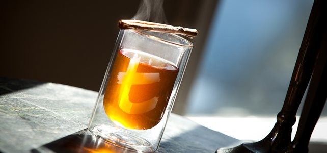 Podzimní horký alko nápoj Dilmah karamel