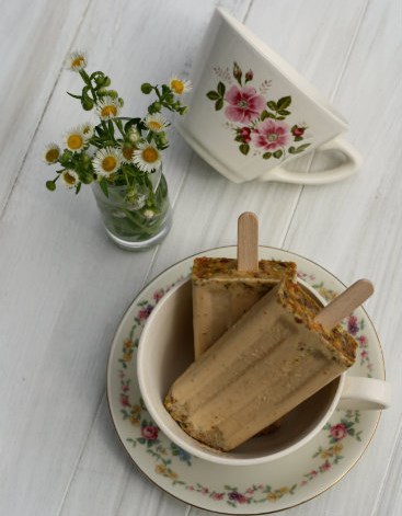 Earl Grey smetanový nanuk s pistáciemi a kardamomem